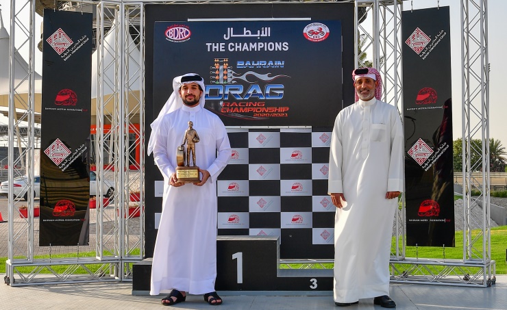 BahrainNOW.net | سمو الشيخ عيسى بن عبدالله آل خليفة يتسلم كأس فوز بحرين 1 بلقب بطولة البحرين الوطنية للدراغ