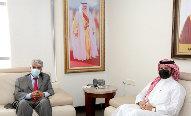 bahrainnow.net |الأمين العام للمؤسسة الملكية للأعمال الإنسانية يستقبل سفير الخير الطالب عبدالرحمن الشيخ
